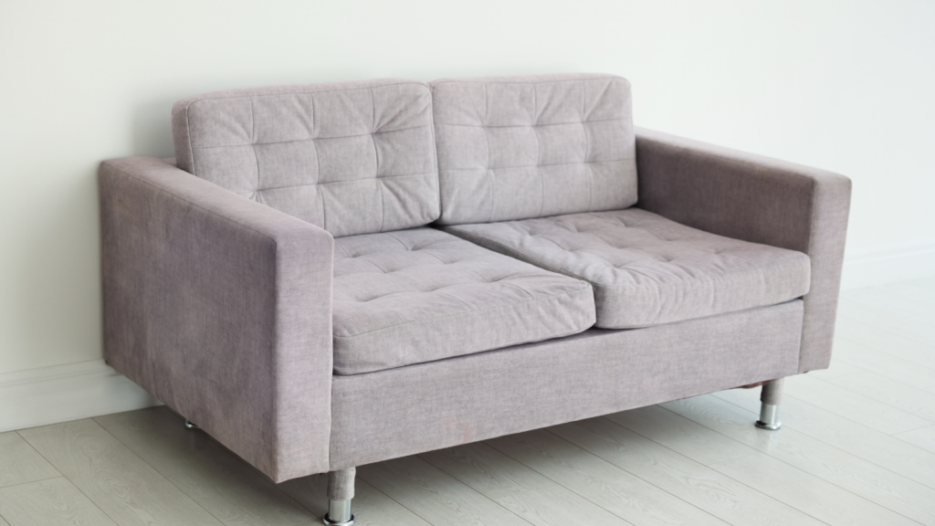 أريكة مجانية للتخلي عنها في موقع وايسرو