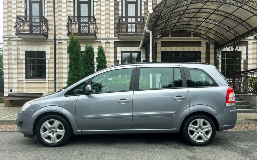 سياراة 7 ركاب للبيع